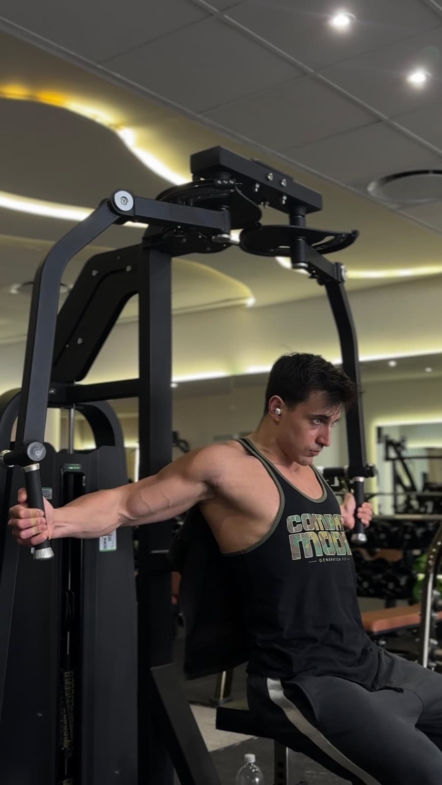Tomás entrenando hombros en máquina