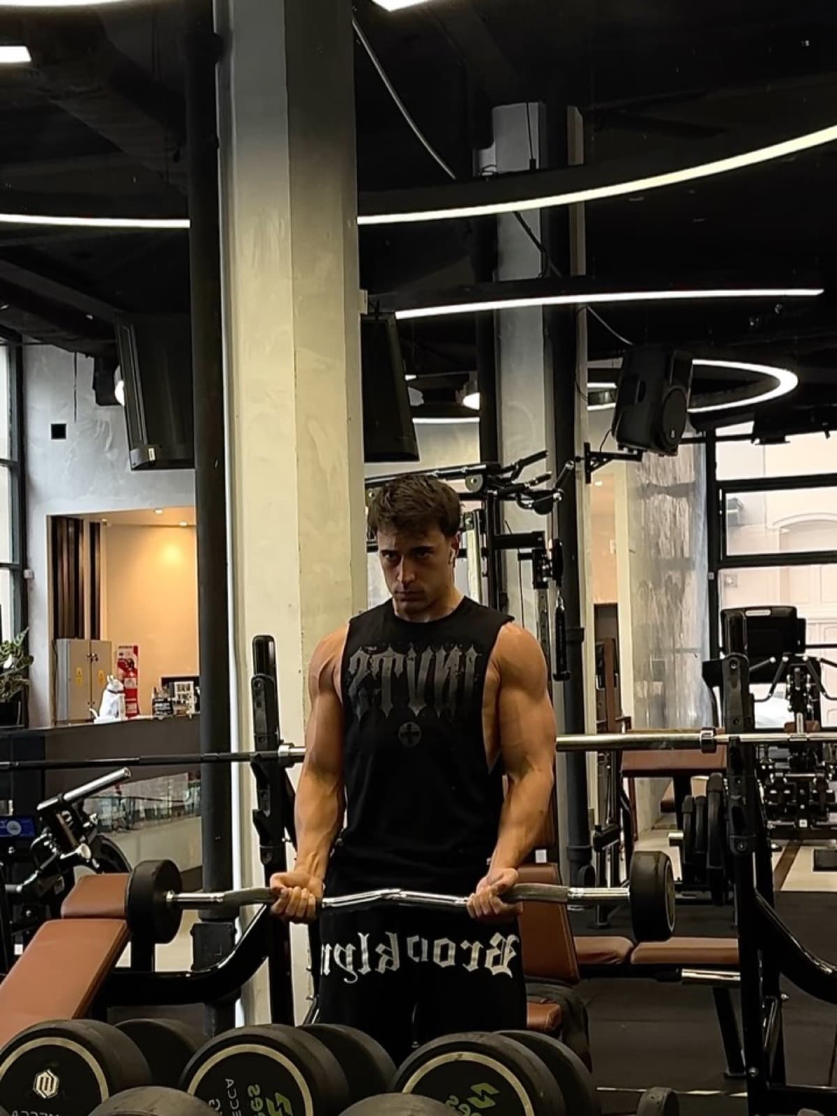 Tomás haciendo curl con barra