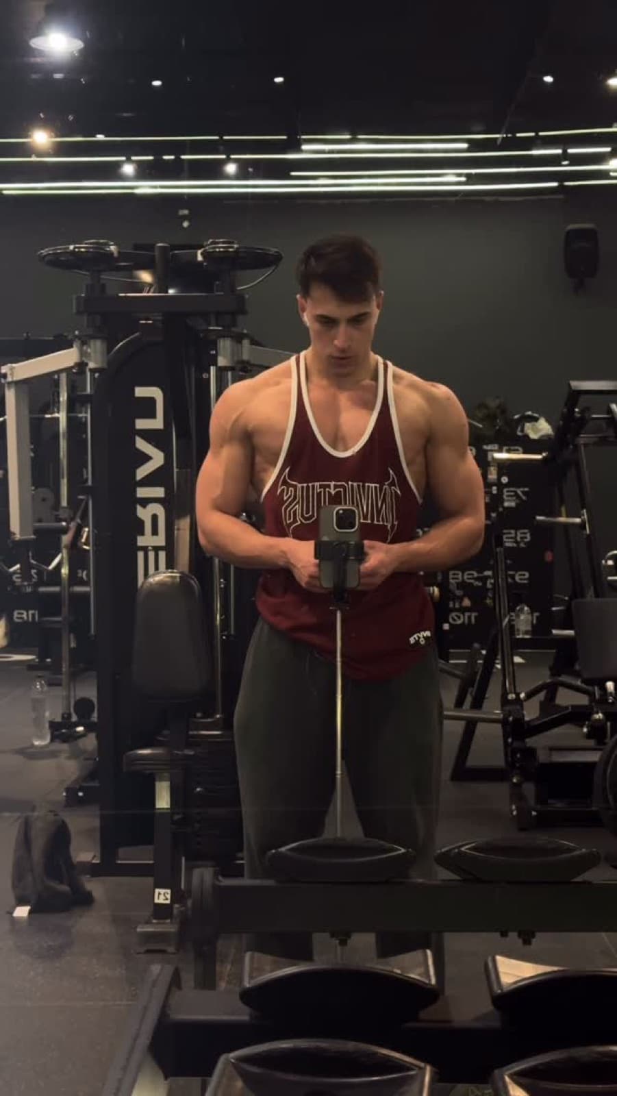 Tomás entrenando en el gimnasio antes del debut