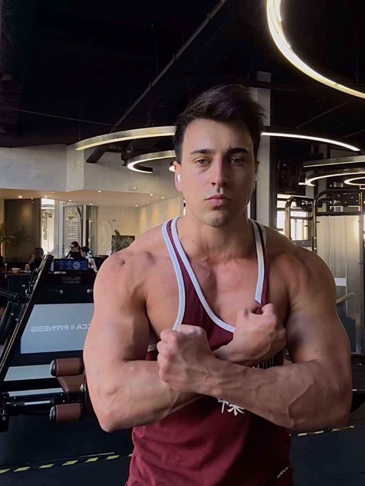 Tomás con musculosa bordó Invictus en el gimnasio